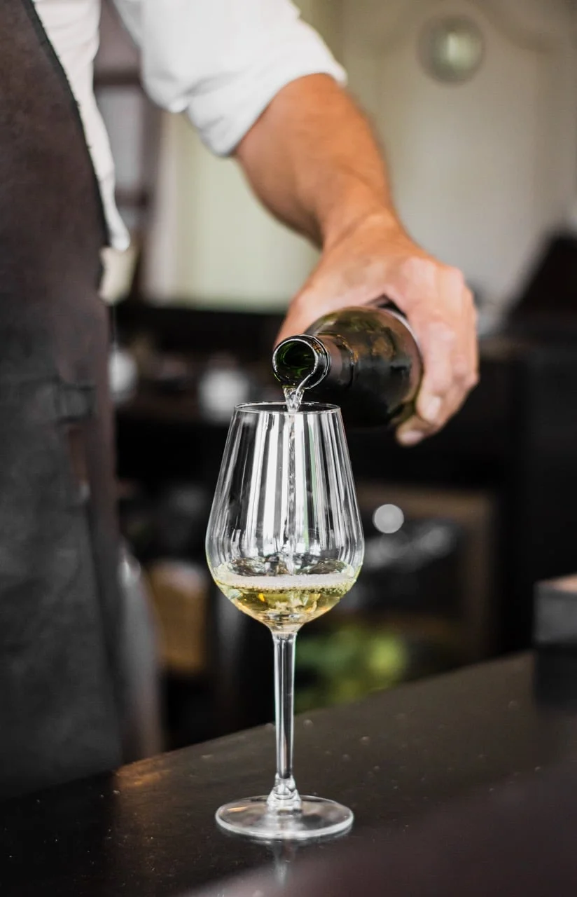 plan vertical barman versant vin dans verre Grande